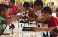 Niños y niñas de Rio negro jugando Ajedrez